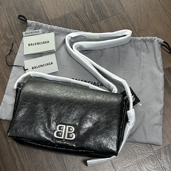 バレンシアガ Monaco フラップメッセンジャーバッグ 8066302ABCI1000