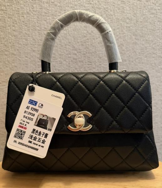 注文したバッグより一回り小さいサイズのバッグが届きました。<br />
連絡したら、正直に間違いを認めてくれたのでホッとしました。<br />
その後もきちんと対応してもらえたので、今では安心しています。<br />
商品は本物と区別がつかないくらいよくできていると思います。